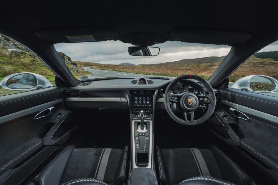 Торпедо Porsche 911 GT3 (991) 2017 года  (UK) (фото 25 из 42)
